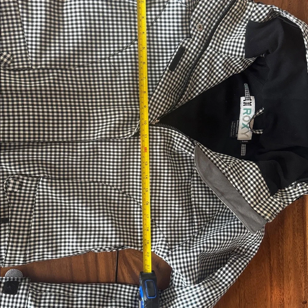 Roxy Black and White Limited Edition Snowboarding Jacket - Picture 3 of 6